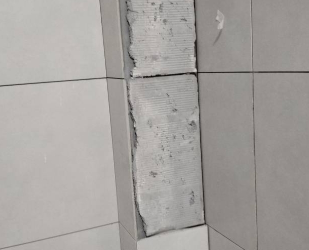 六盘水瓷砖空鼓维修公司分享下瓷砖施工前基层浇水润湿程度不足，可能导致以下问题