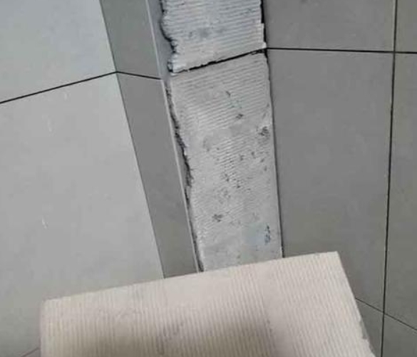 六盘水瓷砖空鼓维修公司分享下厨房瓷砖脱落的补救措施。